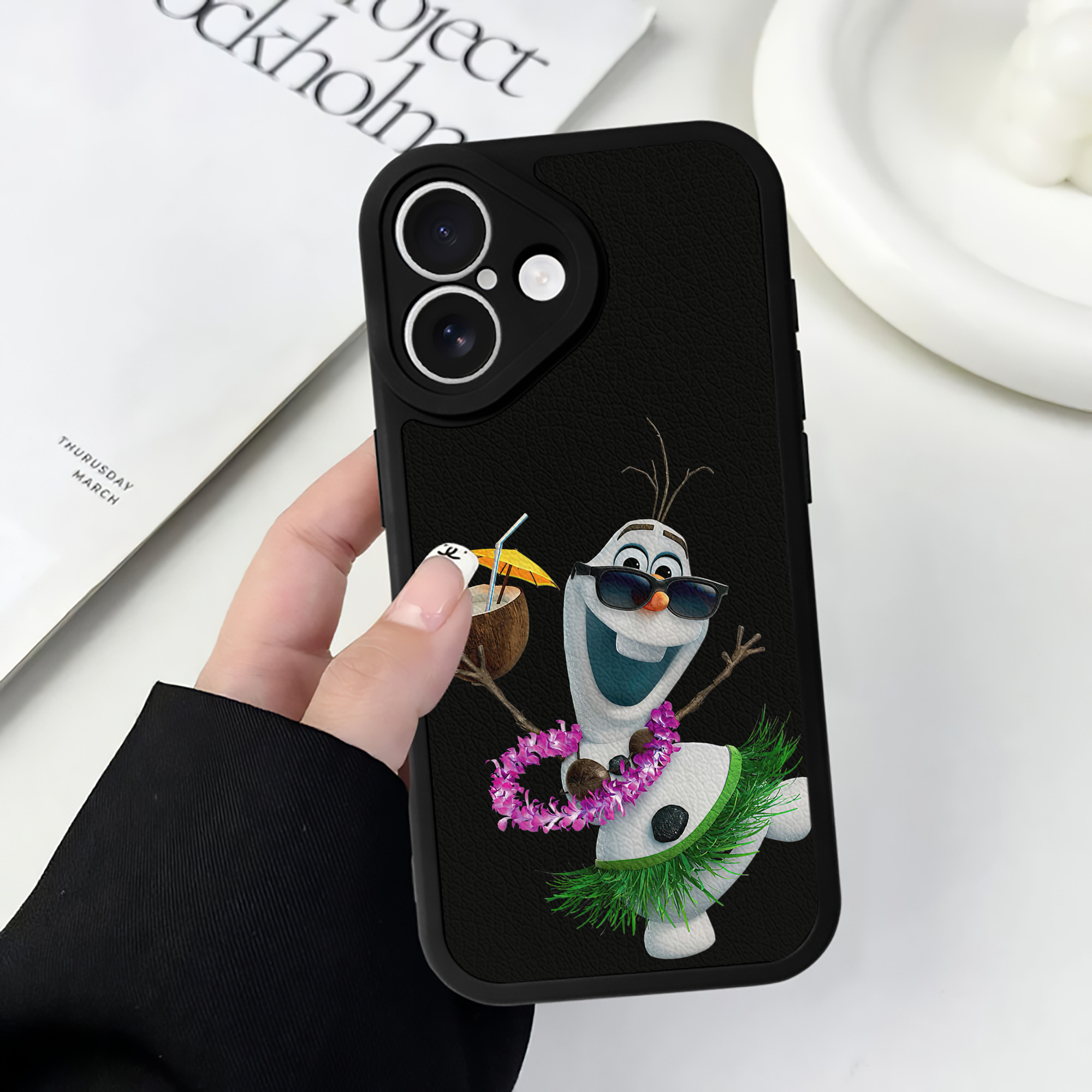 （画像用） アナと雪の女王 アンナ エルサ Frozen Anna Elsa 【iPhone 16シリーズ対応】シリコンスマホケース（レザー調） 材質：シリコン
